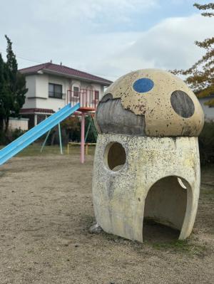 すべり台・きのこの家