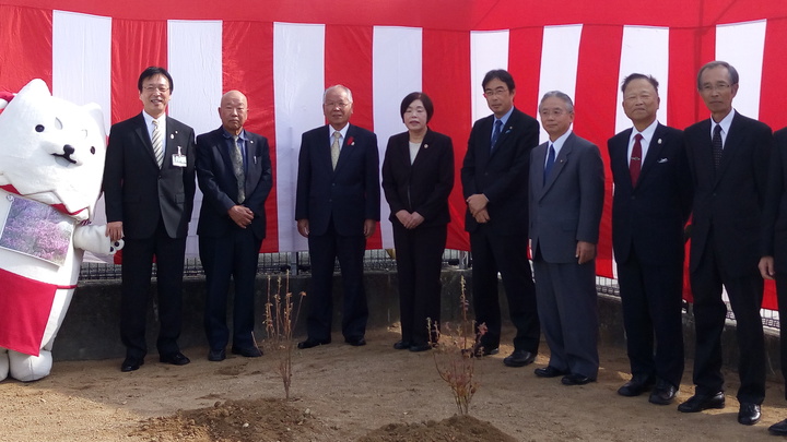 友好都市提携1周年記念植樹の画像 友好都市提携1周年記念植樹の画像