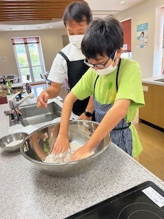そば打ち教室の様子 参加者実践 水回し
