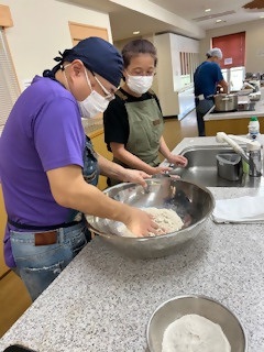 そば打ち教室の様子 参加者実践 水回し