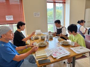 そば打ち教室の様子 試食