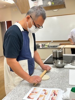 そば打ち教室の様子 講師実践 延し