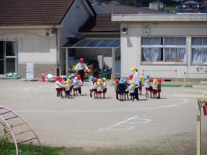園児が集まって体操をしている様子
