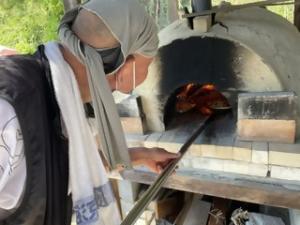 ピザ窯焼き手の方の写真