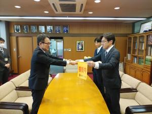 トマト銀行 横断旗100本贈呈式
